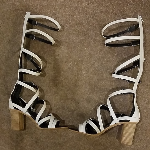 BALENCIAGA WHITE LEATHER STRAPPY SANDALS - Picture 6 of 8